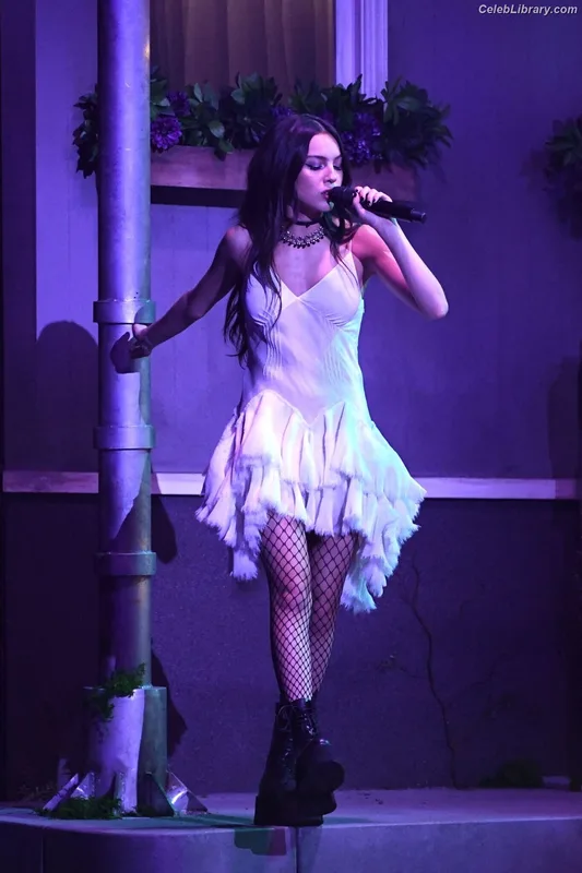Olivia Rodrigo photo 4 of 3933