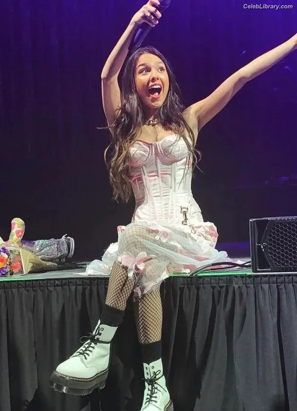 Olivia Rodrigo photo 15 of 3933