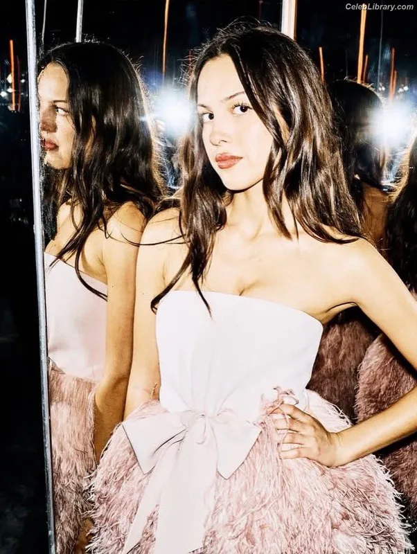 Olivia Rodrigo photo 9 of 3933