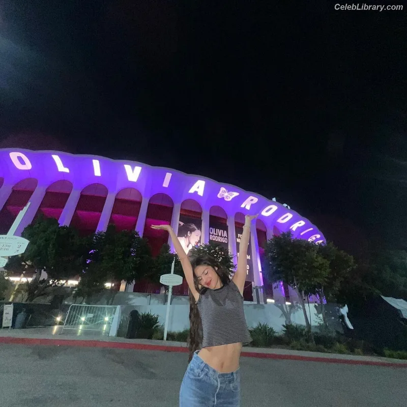 Olivia Rodrigo photo 17 of 3933