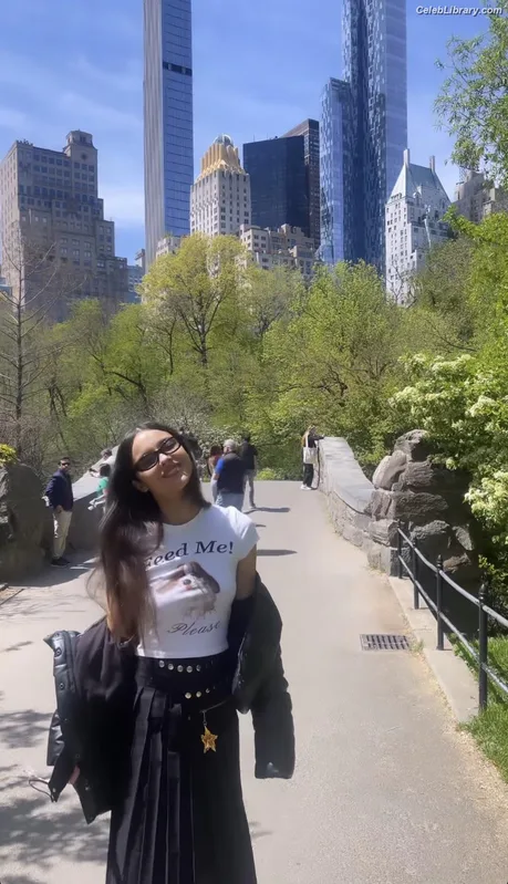 Olivia Rodrigo photo 14 of 3933