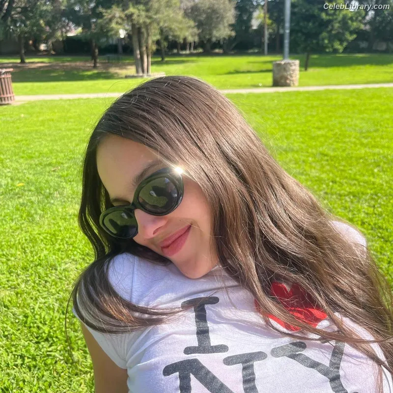 Olivia Rodrigo photo 14 of 3933