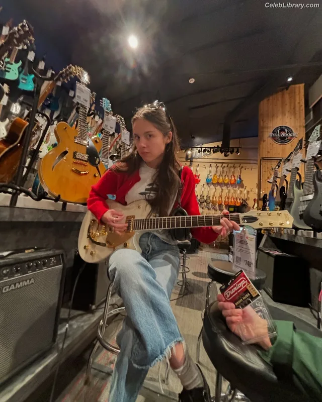 Olivia Rodrigo photo 8 of 3933