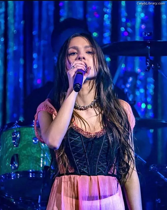 Olivia Rodrigo photo 16 of 3933