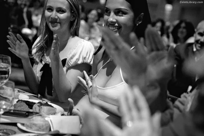 Olivia Rodrigo photo 1 of 3933