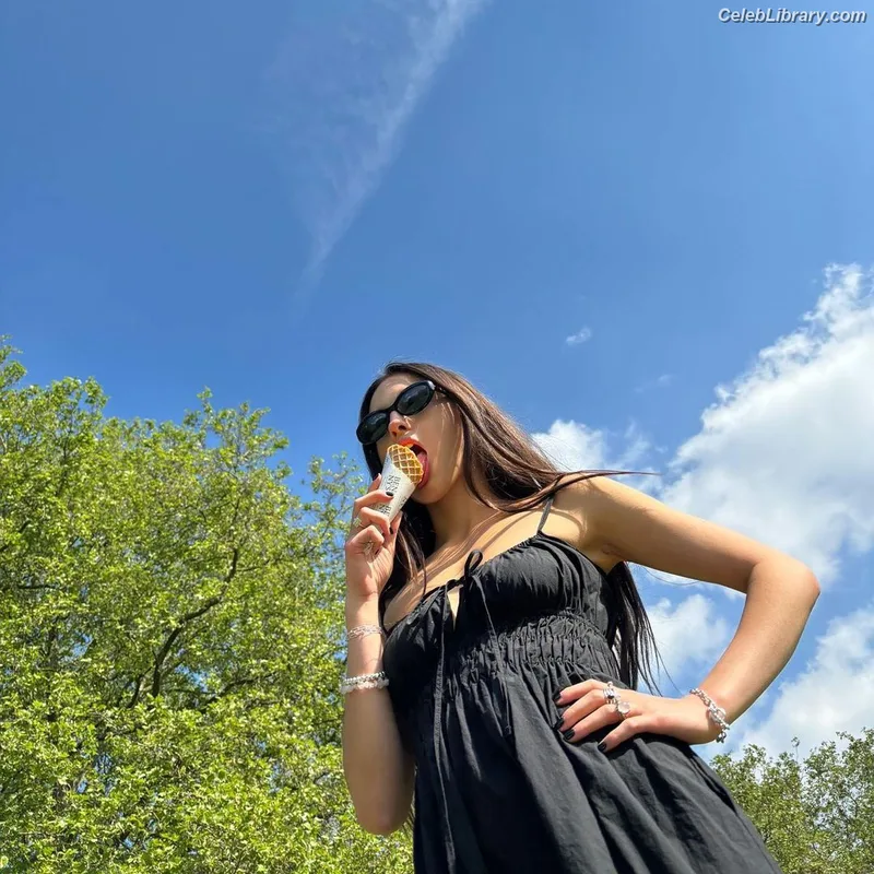 Olivia Rodrigo photo 15 of 3933