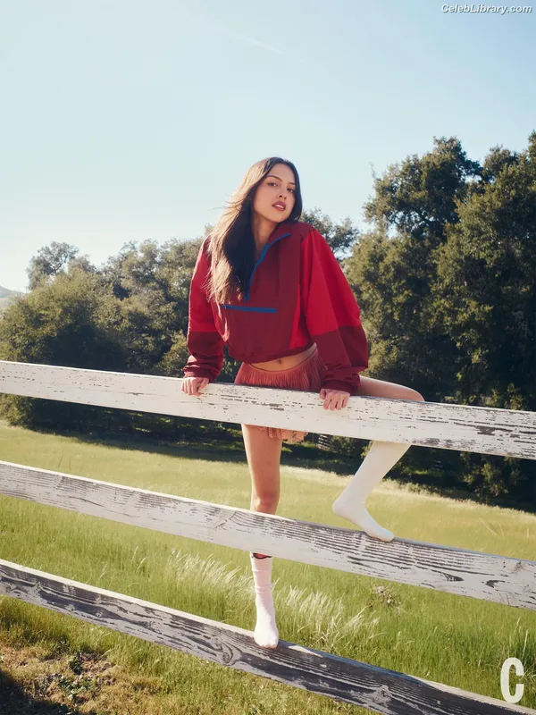 Olivia Rodrigo photo 6 of 3933