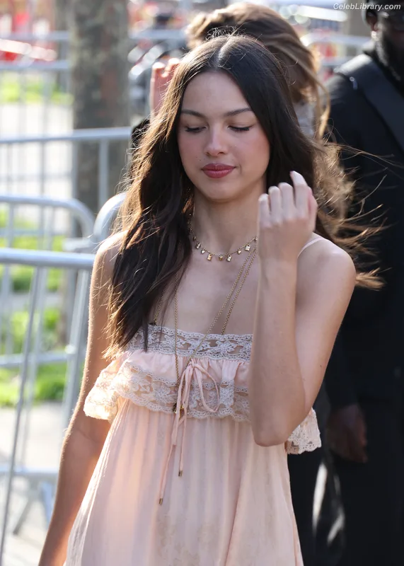 Olivia Rodrigo photo 6 of 3933