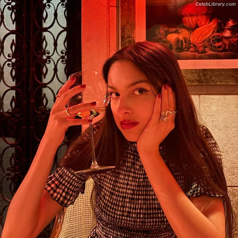 Olivia Rodrigo photo 24 of 3933