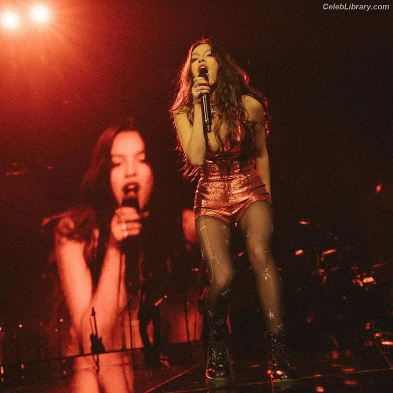 Olivia Rodrigo photo 11 of 3933