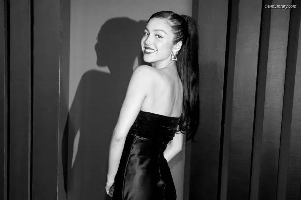 Olivia Rodrigo photo 2 of 3933