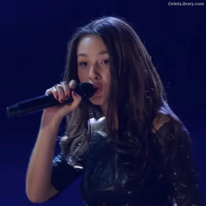 Olivia Rodrigo photo 2 of 3933