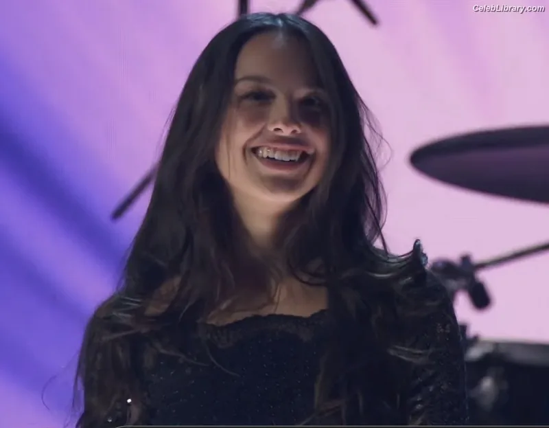 Olivia Rodrigo photo 3 of 3933