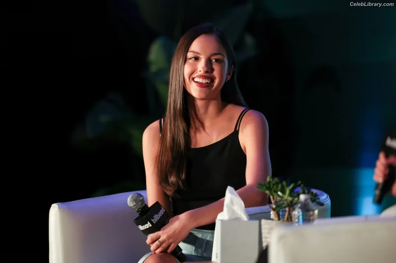 Olivia Rodrigo photo 2 of 3933