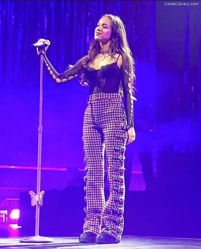 Olivia Rodrigo photo 15 of 3933