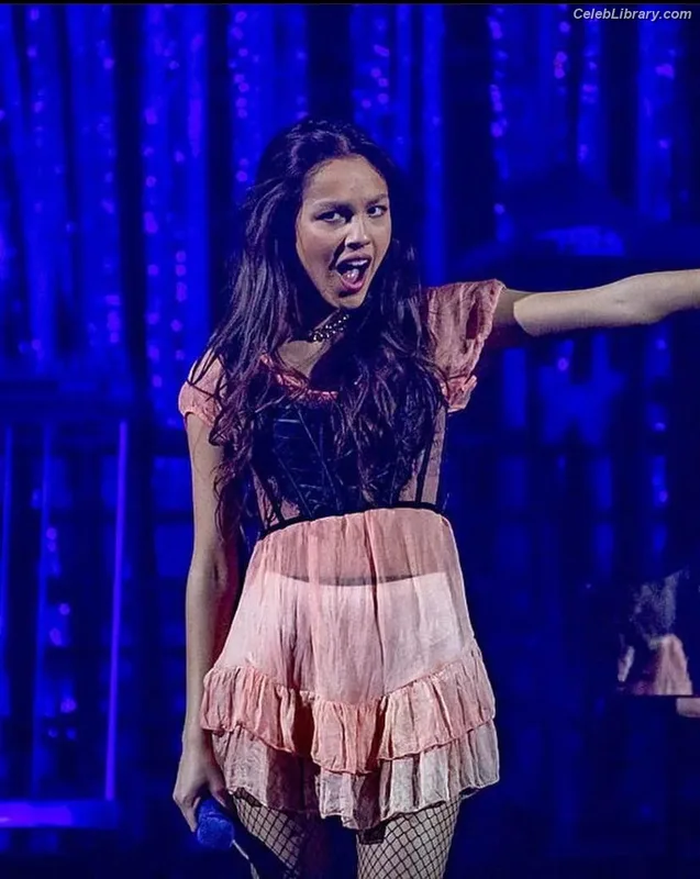 Olivia Rodrigo photo 8 of 3933