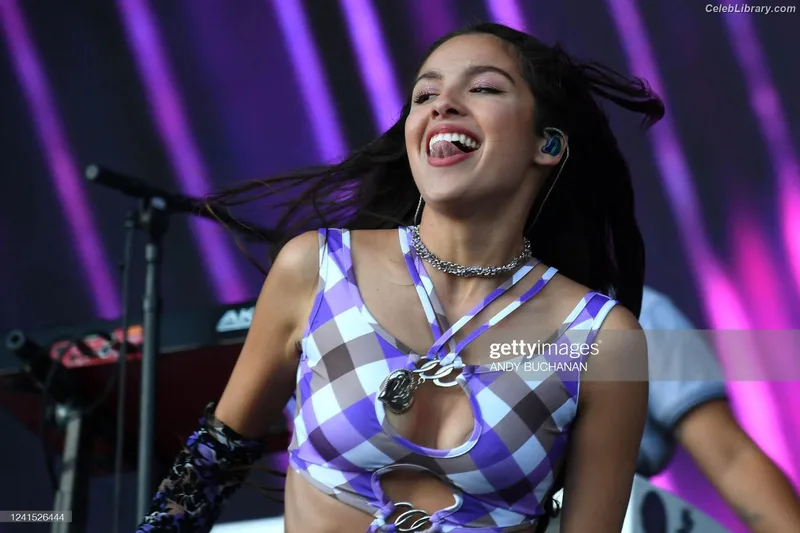 Olivia Rodrigo photo 1 of 3933