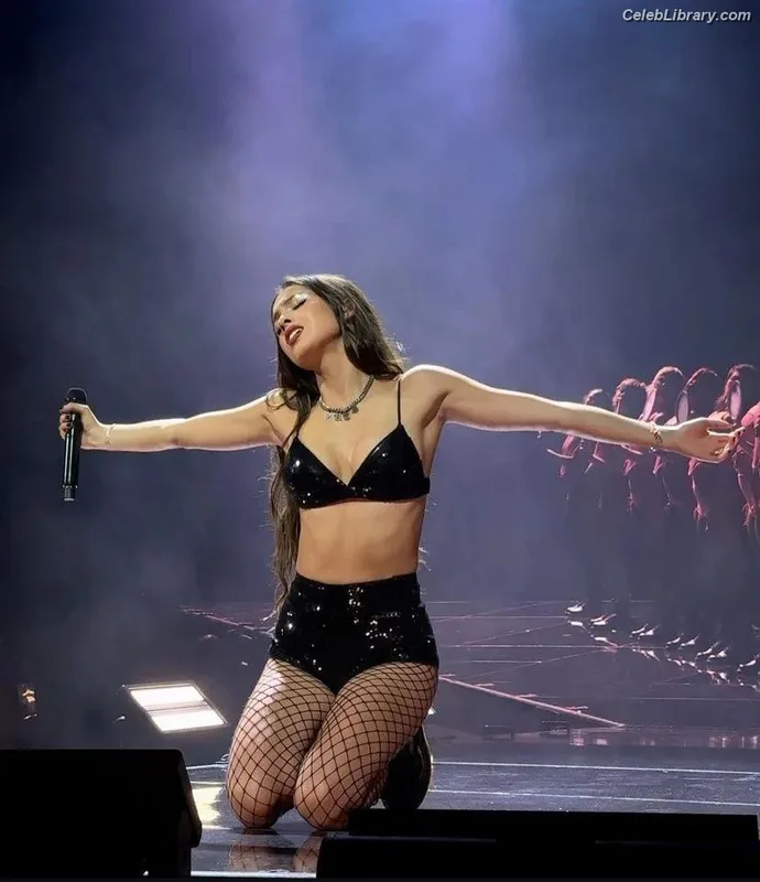 Olivia Rodrigo photo 7 of 3933