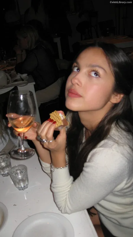 Olivia Rodrigo photo 4 of 3933