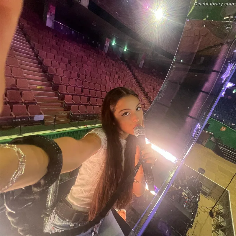 Olivia Rodrigo photo 5 of 3933