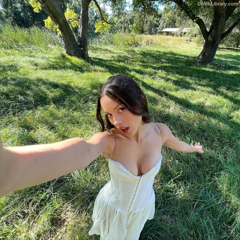 Olivia Rodrigo photo 11 of 3933