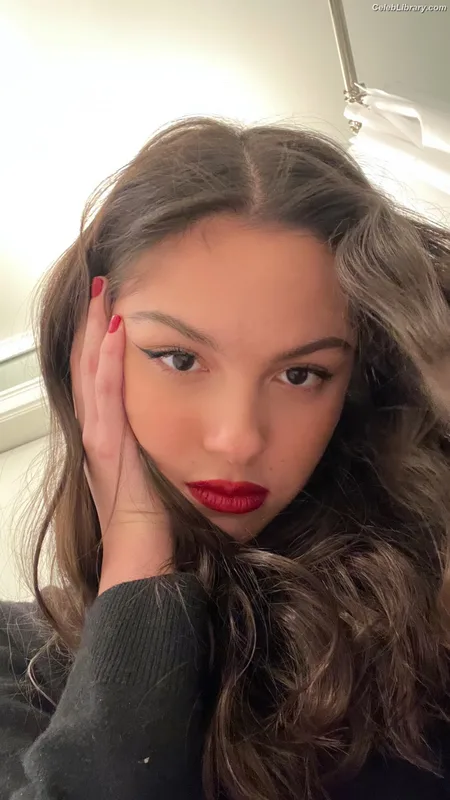 Olivia Rodrigo photo 10 of 3933