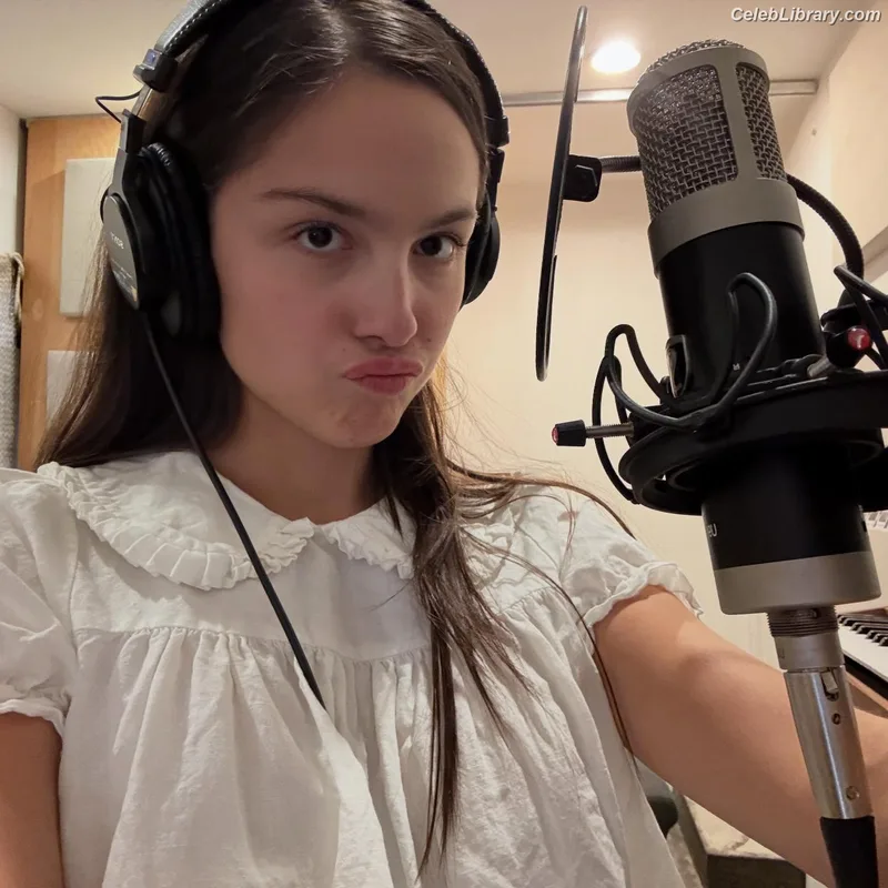 Olivia Rodrigo photo 4 of 3933