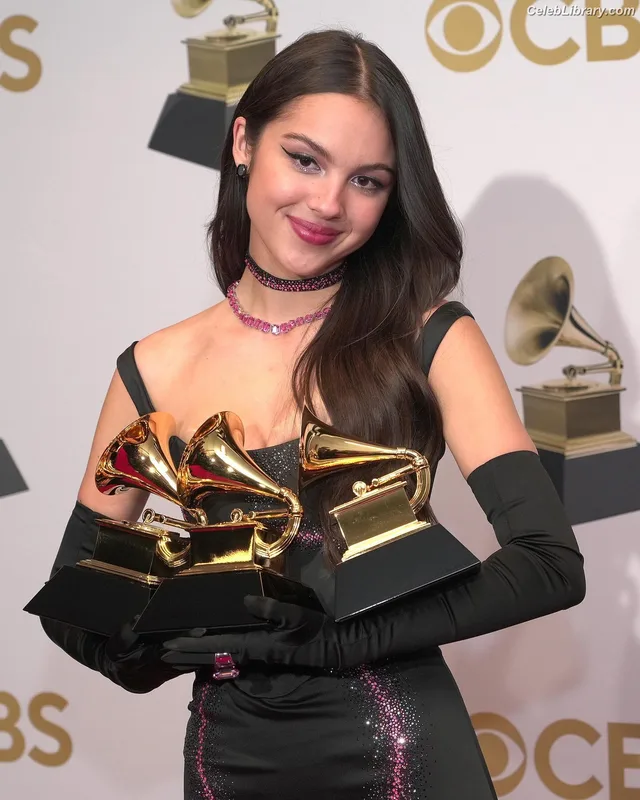 Olivia Rodrigo photo 4 of 3933