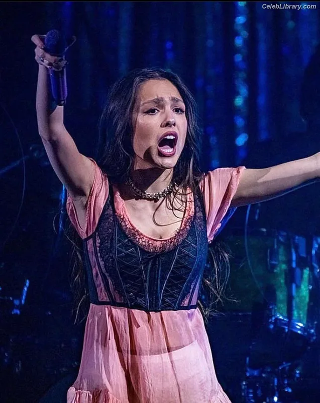 Olivia Rodrigo photo 21 of 3933