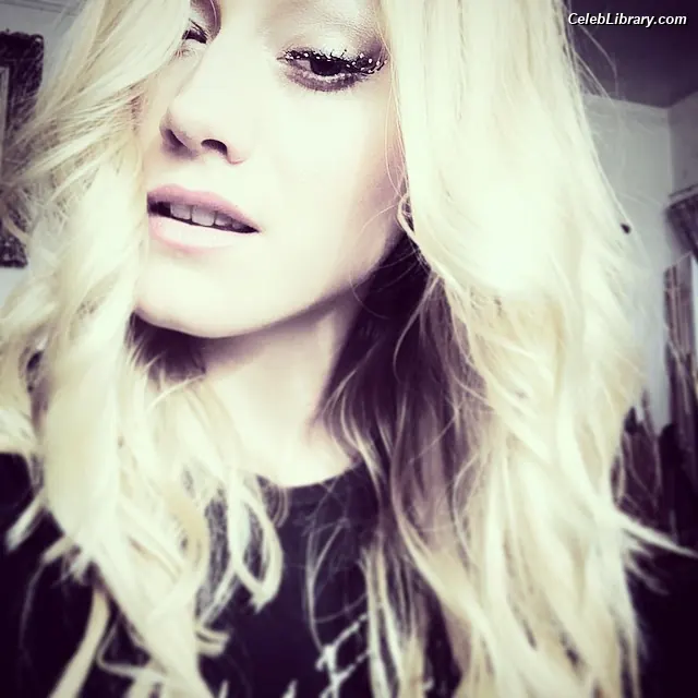 Olivia Taylor Dudley photo 4 of 290