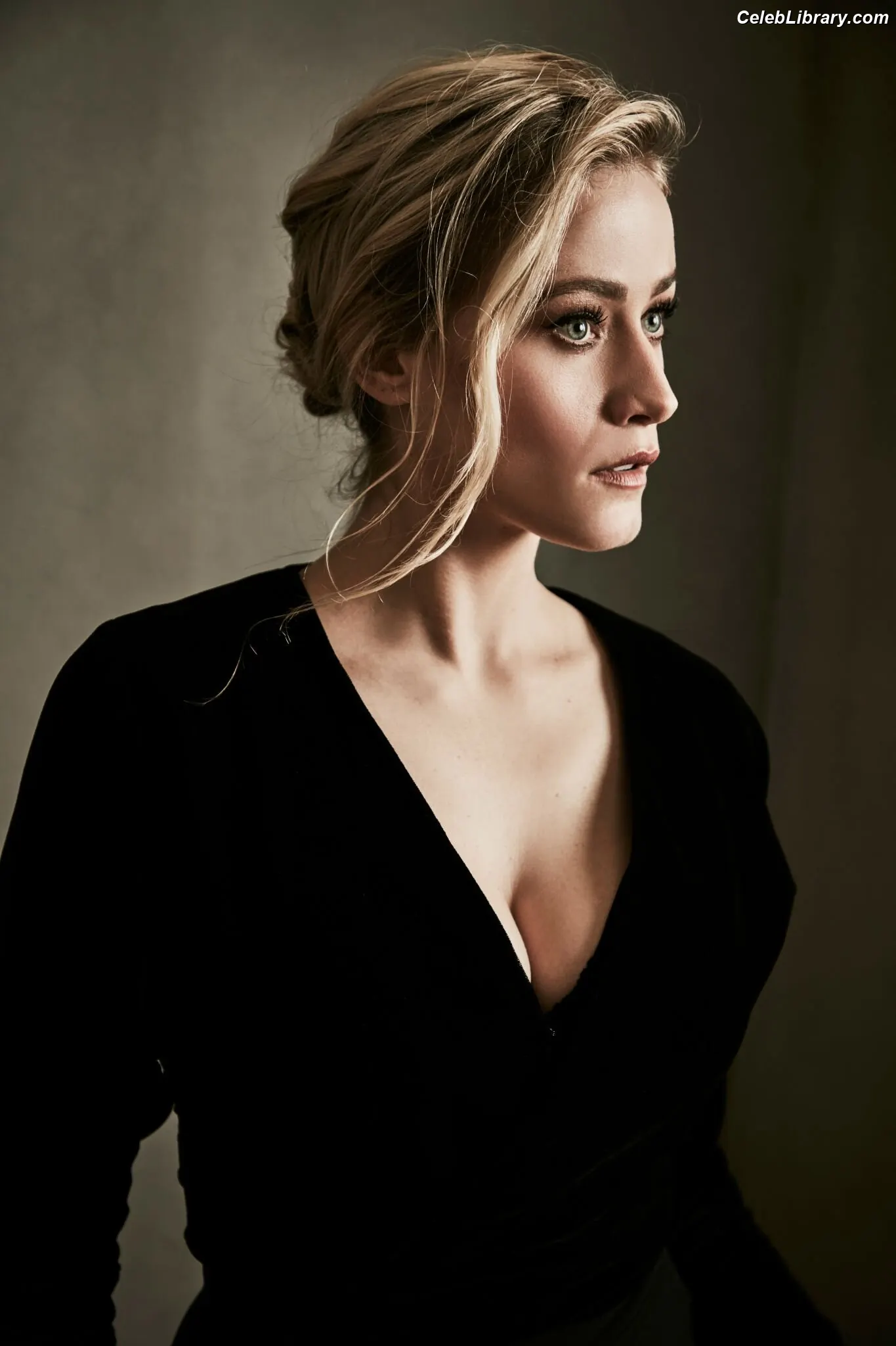 Olivia Taylor Dudley photo 20 of 290