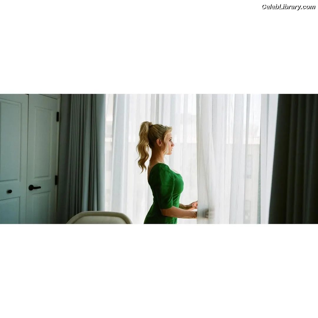 Olivia Taylor Dudley photo 3 of 290