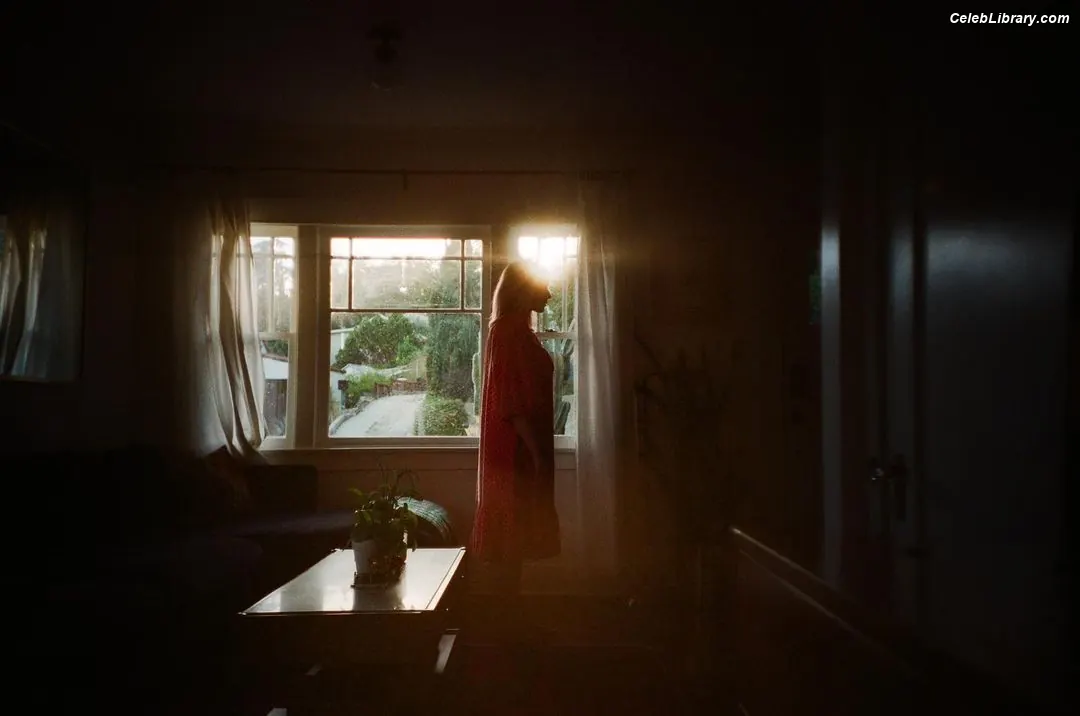 Olivia Taylor Dudley photo 5 of 290