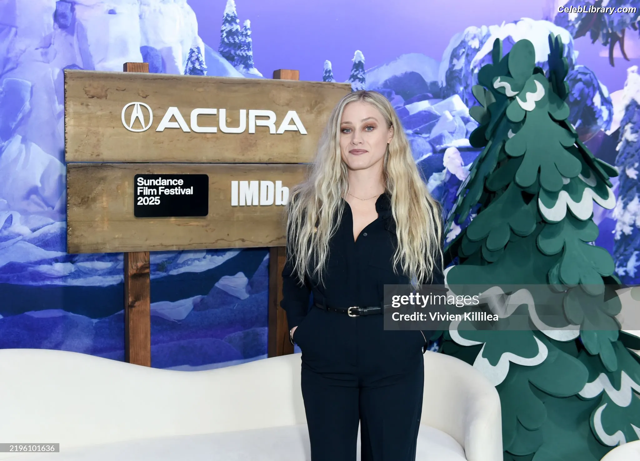 Olivia Taylor Dudley photo 17 of 290