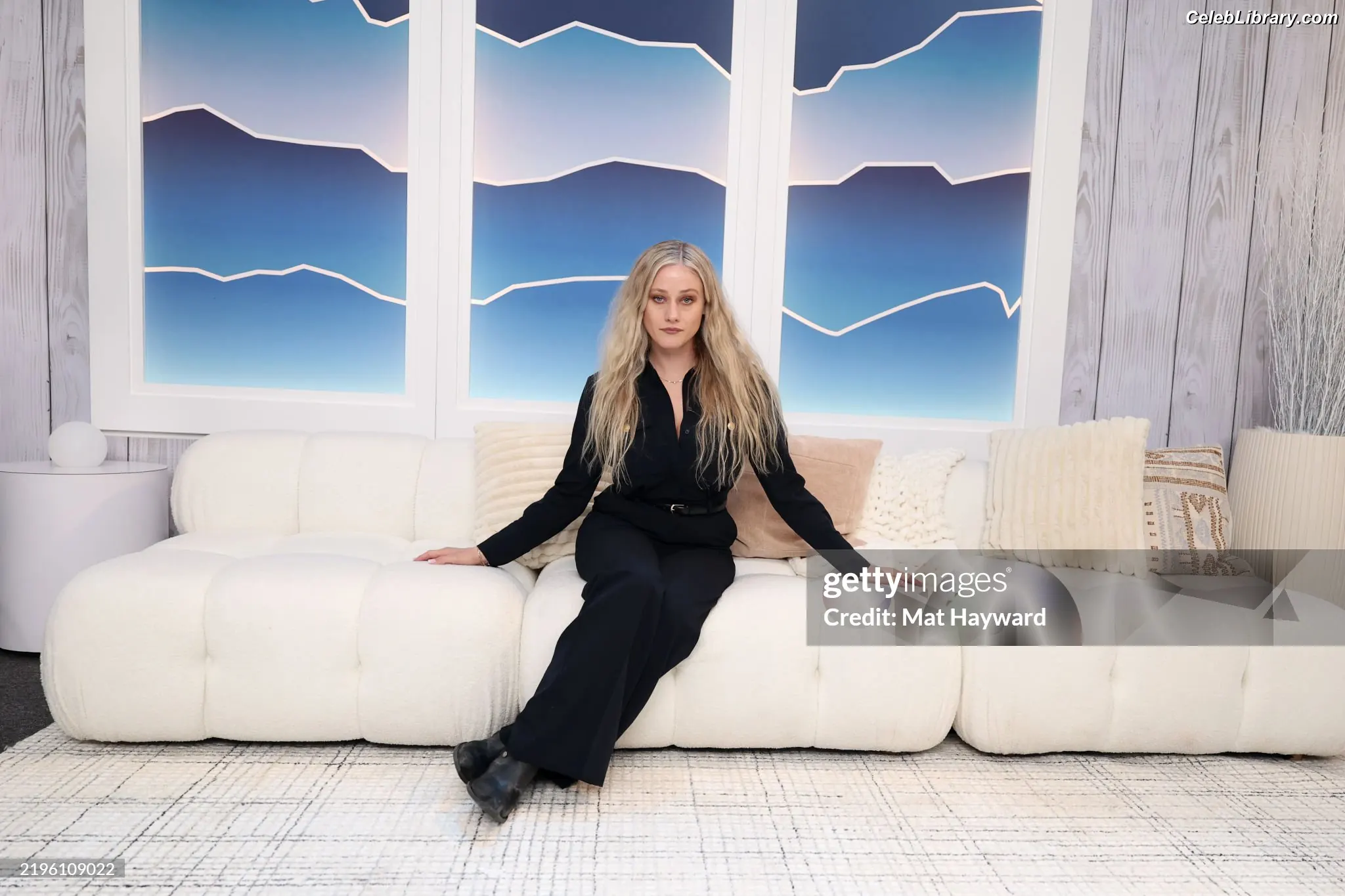 Olivia Taylor Dudley photo 1 of 290
