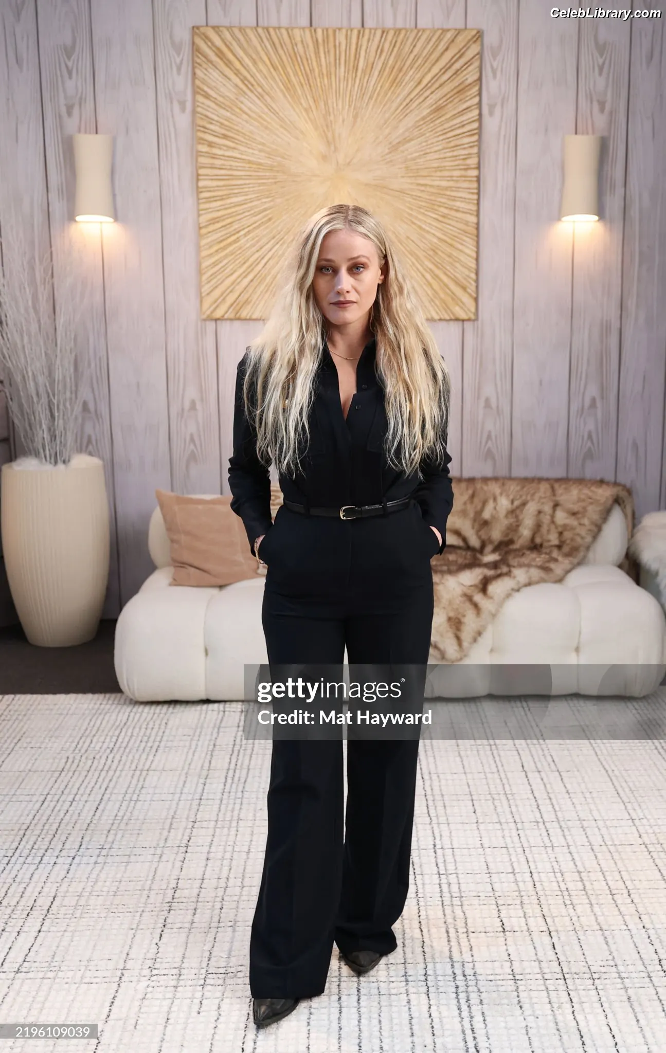 Olivia Taylor Dudley photo 7 of 290