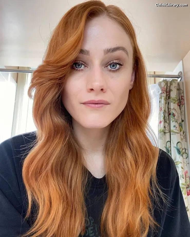 Olivia Taylor Dudley photo 19 of 290
