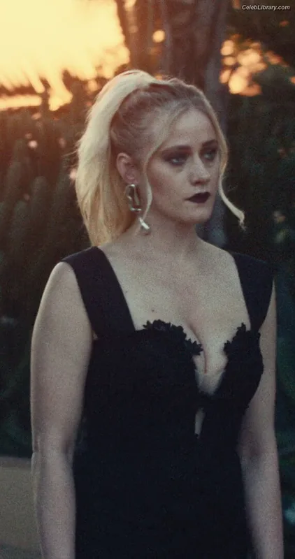 Olivia Taylor Dudley photo 7 of 285