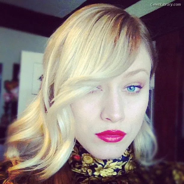 Olivia Taylor Dudley photo 8 of 285