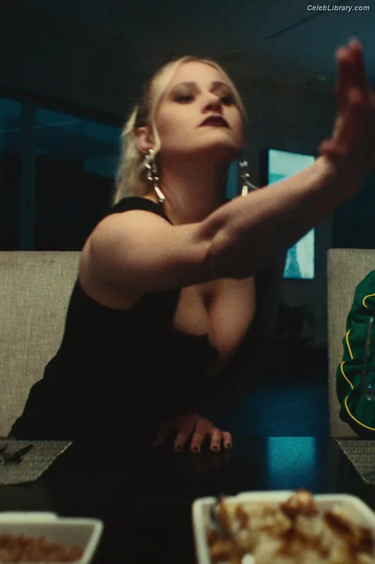 Olivia Taylor Dudley photo 4 of 285
