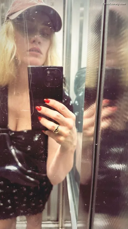 Olivia Taylor Dudley photo 3 of 285