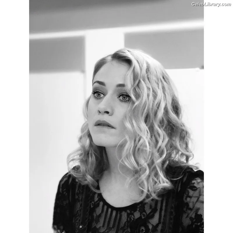 Olivia Taylor Dudley photo 14 of 285