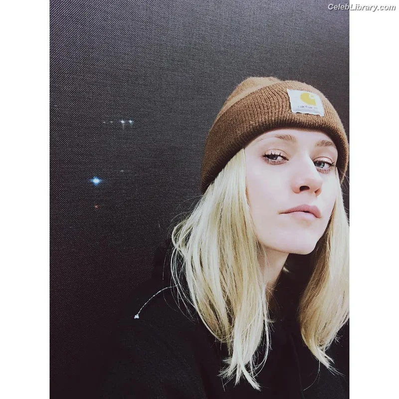 Olivia Taylor Dudley photo 17 of 285