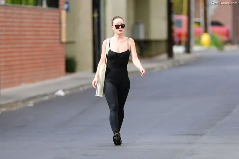 Olivia Wilde photo 4 of 1242