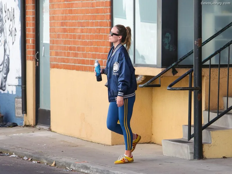 Olivia Wilde photo 1 of 1242