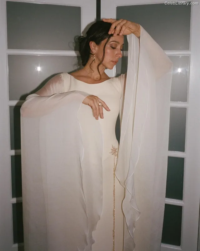 Oona Chaplin photo 7 of 60