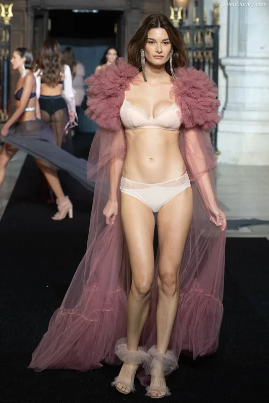 Ophelie Guillermand photo 8 of 130