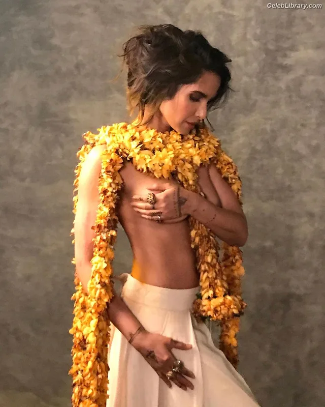 Padma Lakshmi photo 7 of 383