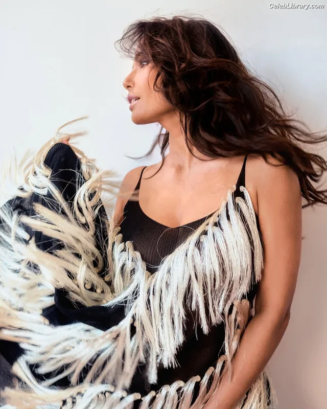 Padma Lakshmi photo 10 of 383