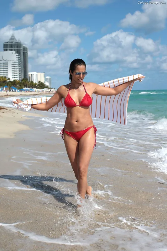 Padma Lakshmi photo 23 of 383